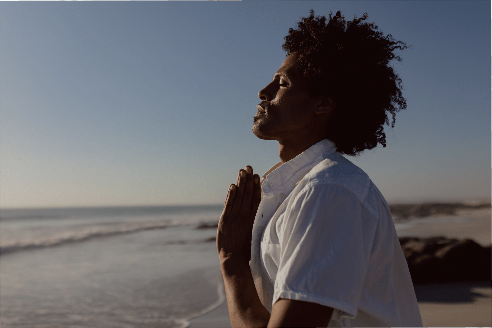 um homem em paz na praia